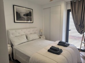 3 chambres, bureau, fer et planche à repasser, lit parapluie