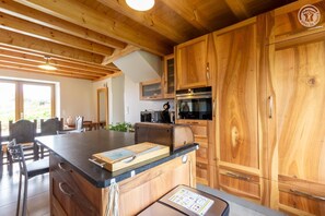 Fridge, microwave, oven, stovetop - LA MILONGA - AYN - Gîte (AYN)