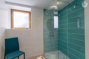 Shower, hair dryer - LA MILONGA - AYN - Gîte (AYN)