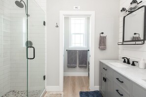 Shower, hair dryer, towels, soap - Family & Pet-Friendly Bend Getaway with Hot Tub (Bend)