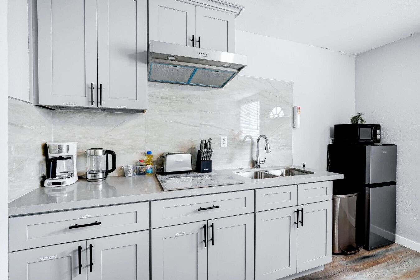 ثلاجة، ميكروويف، موقد طهي مسطح، ماكينة لصنع القهوة/الشاي