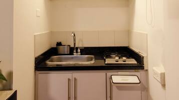 Fridge, stovetop, dishwasher, coffee/tea maker