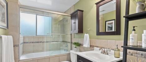 Whirlpool, Handtücher, Seife, Toilettenpapier