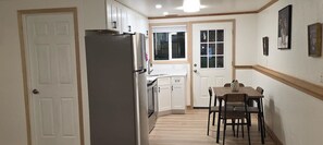 Batterie de cuisine, vaisselle et ustensiles, épices