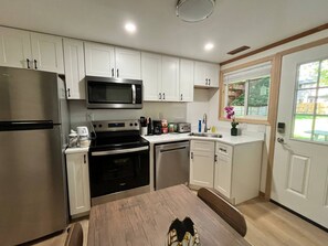 Keittoastiat/astiat/ruokailuvälineet, mausteet, hummerimerta