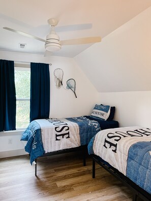 3 slaapkamers, een bureau, een strijkplank/strijkijzer, wifi
