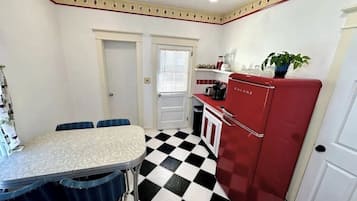 Geladeira, micro-ondas, cafeteira/chaleira, torradeira