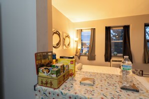 1 bedroom, in-room safe, iron/ironing board, travel crib - Sleek North Side Studio Apartment (Chicago)