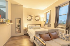 1 bedroom, in-room safe, iron/ironing board, travel crib - Sleek North Side Studio Apartment (Chicago)