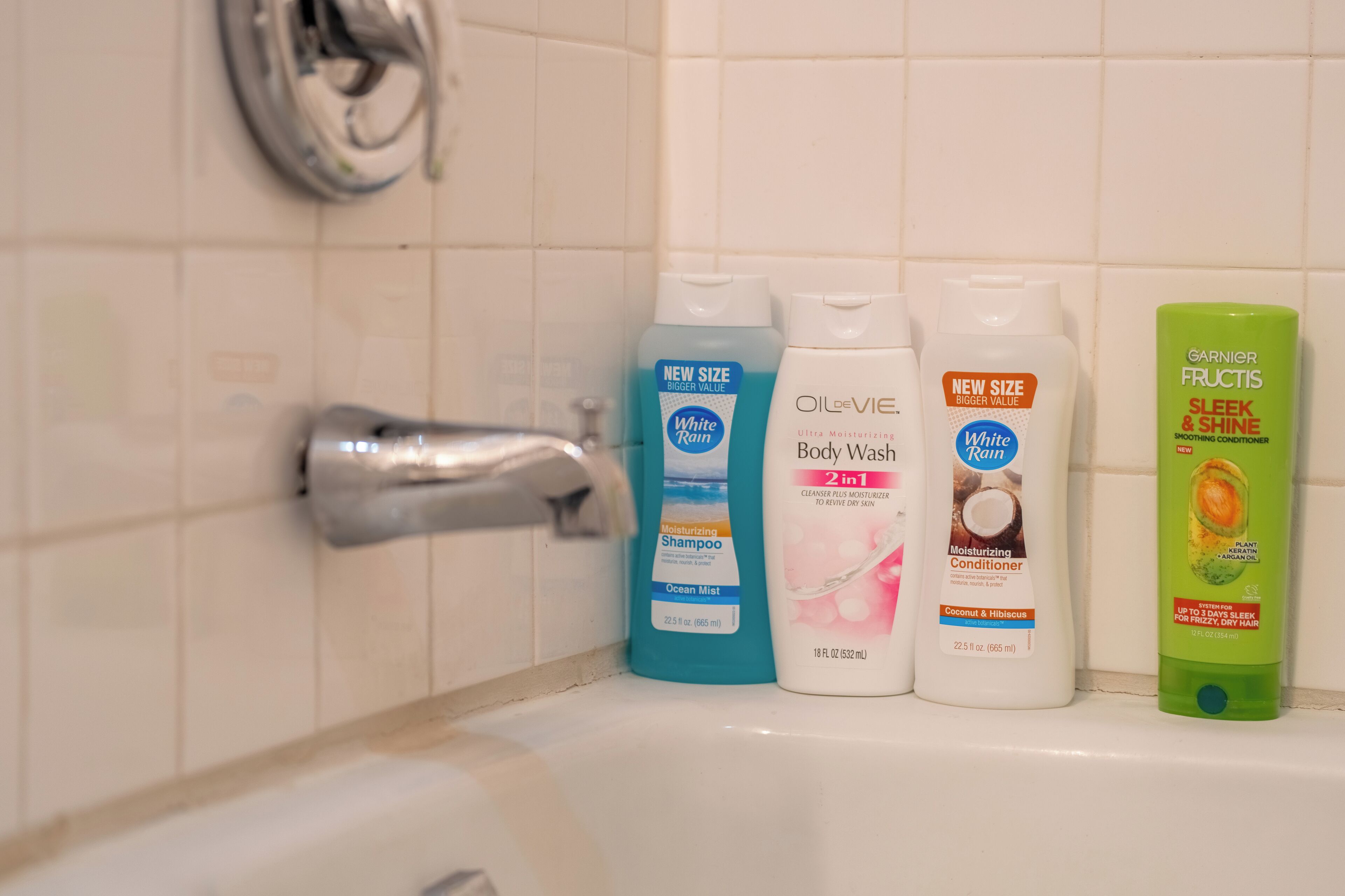 Chuveiro, secador de cabelo, toalhas de banho, sabonete