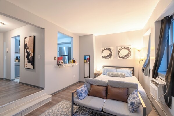 1 間睡房、房內夾萬、熨斗/熨衫板、可攜式嬰兒床