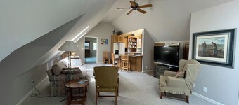 Charming 2-bedroom townhome with WiFi, AC in Harbor Springs