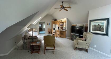 Charming 2-bedroom townhome with WiFi, AC in Harbor Springs