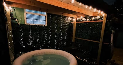 Private Hot Tub, Fenced Yard, Minutes to Top Spots