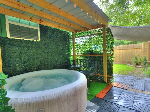 Private Hot Tub, Fenced Yard, Minutes to Top Spots