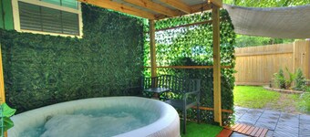 Private Hot Tub, Fenced Yard, Minutes to Top Spots