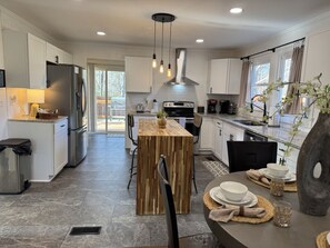 Fridge, microwave, oven, stovetop - Beautiful Home minutes from Downtown & BMW (Woodruff)