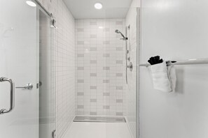 Haartrockner, Handtücher, Seife, Toilettenpapier