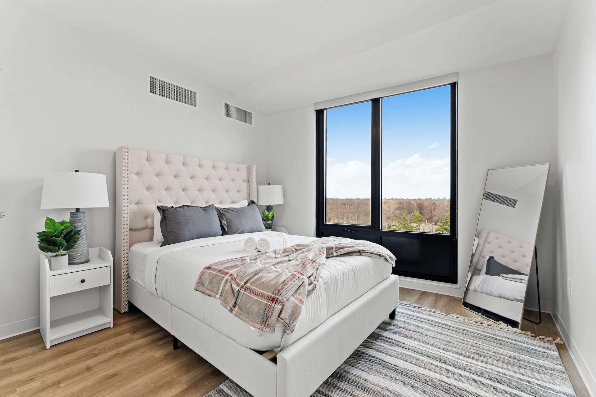 2 bedrooms, iron/ironing board, internet, bed sheets
