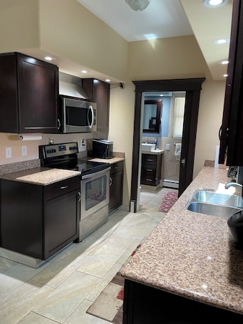 専用キッチン. 3-bedroom house in tranquil Harvey with WiFi, AC. Relax and unwind