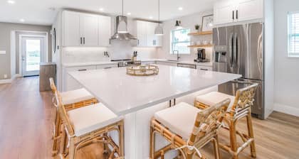 Cozy Modern 3 Bedroom 1 Mile From the Beach