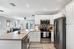 Réfrigérateur, four à micro-ondes, un four, surface de cuisson