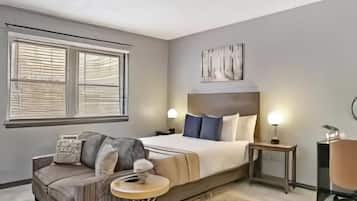 1 quarto, cofres nos quartos, ferros/tábuas de passar roupa