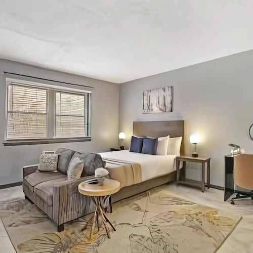 Explore Northside from Modern Studio Apartment with Washer and Dryer