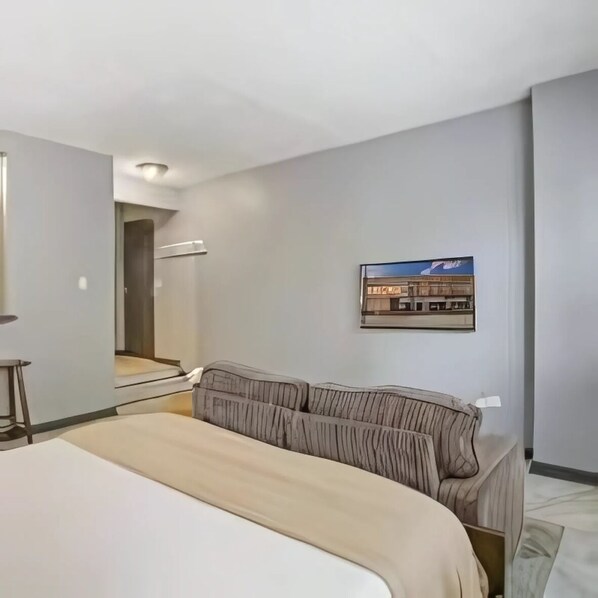 1 bedroom, in-room safe, iron/ironing board, travel cot - Explore Northside from Modern Studio Apartment with Washer and Dryer (Chicago)