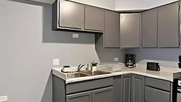 Geladeira, micro-ondas, cooktop, cafeteira/chaleira