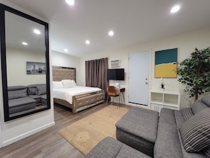 1 bedroom, desk, iron/ironing board, travel cot - Guest suite near La Cienega Park Beverly Hills. 5 min to LACMA, and Rodeo Drive (Beverly Hills)