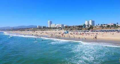 Guest suite near La Cienega Park Beverly Hills. 5 min to LACMA, and Rodeo Drive