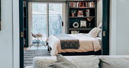 Cozy, artsy chalet in Stillwater with WiFi and AC and set in a scenic landscape.