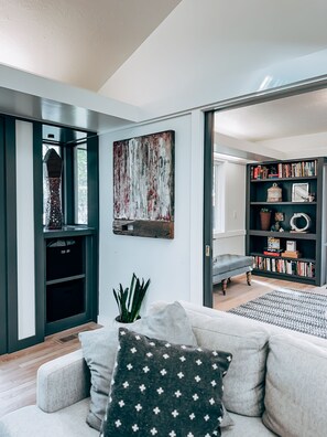 Smart TV, books - Cozy, artsy chalet in Stillwater with WiFi and AC and set in a scenic landscape. (Stillwater)