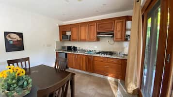 Ofen, Wasserkocher mit Kaffee-/Teezubehör, Mixer