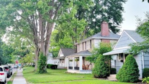 A residential street with houses, a sidewalk, and parked cars. - Charming Creekside Cottage [] Near Downtown, OSU & Airport (Gahanna)