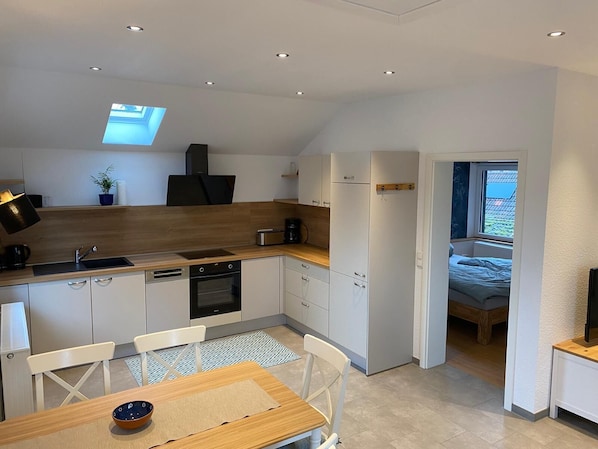 Fridge, oven, stovetop, dishwasher