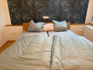 1 habitación, tabla de planchar con plancha y cuna de viaje 