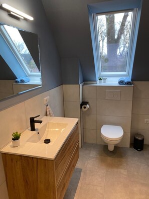 Hårføner, såpe og toalettpapir