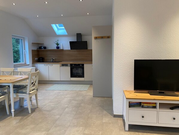 Kjøleskap, ovn, kokeplater og oppvaskmaskin