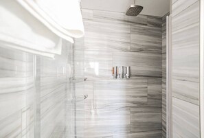 Een douche, een haardroger, handdoeken, zeep