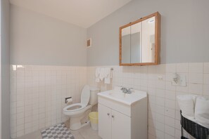 Een haardroger, handdoeken, zeep, shampoo