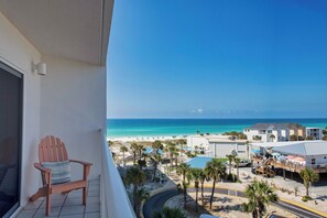 Property grounds - 2 BR condo with views of ocean & sound, Stunning sunsets, & direct beach access (Fort Walton Beach)
