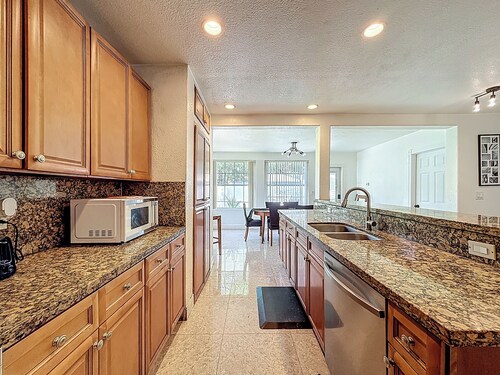 Charming 2-bedroom house in lovely Miami Beach with WiFi, AC