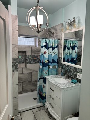 Dusch, hårtork, handdukar och tvål