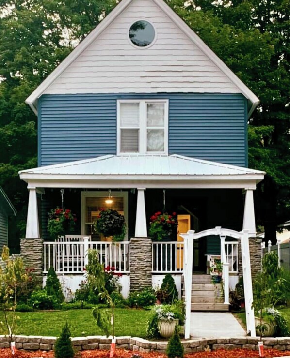Exterior - Charming 4-bedroom house sleeps 15 in the wonderful beach town of Ludington! (Ludington)