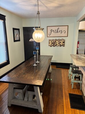 Dining - Charming 4-bedroom house sleeps 15 in the wonderful beach town of Ludington! (Ludington)