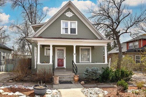 Pikes Peak Views + Hot Tub + Downtown in 2 Minutes