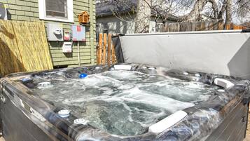 Tina de hidromasaje al aire libre