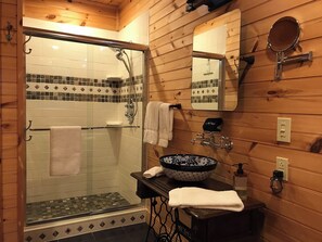Shower, jetted bath, hair dryer, towels - North Star, a private log cabin with a gorgeous view in Leatherwood Mountains (Ferguson)